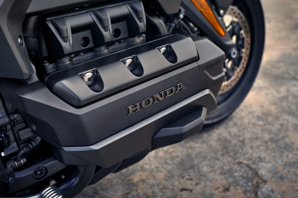 Šestocilindrični SOHC motor sa 24 ventila i 1,833 kubika